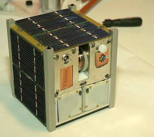 新加坡科学家用立方星演示量子纠缠,向全球量子通信网络迈进!_卫星