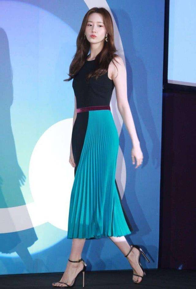 你知道吗?"筷子腿"和"x型腿"最好是学允儿这样穿衣服