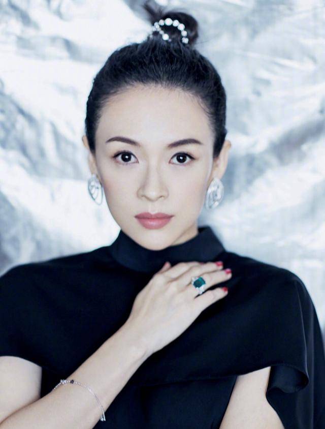 原创不老女神章子怡的度假风首饰造型别致,金属耳圈廉价且百搭,爱了