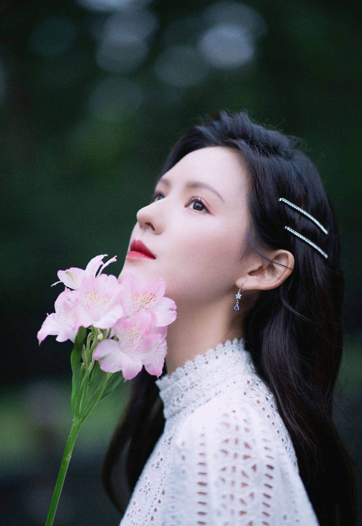 原创张予曦好美身穿泡泡袖设计的白色镂空连衣裙清纯唯美又时髦