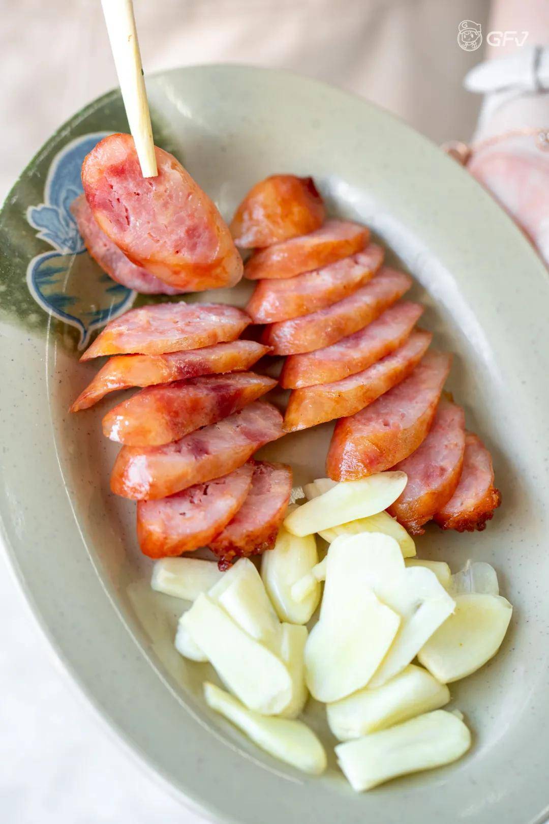 告诉你,吃到嘴里还会爆汁的呦~ 经常听别人说台湾香肠必须搭配生蒜片