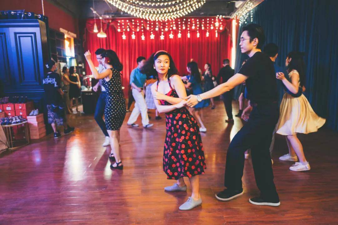 如何在一天内逛完50家广州本土咖啡馆和酒吧?