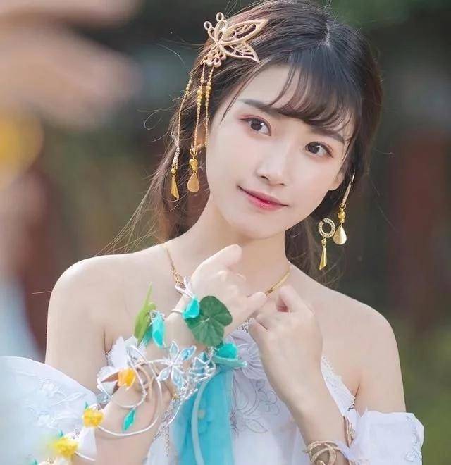 95后动漫博主cos逆水寒素问,比当年半藏森林cos的还好看,爱了