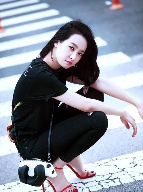 原创凌晨5:45分,谭静一丝不挂悬挂窗外,邻居证词"细思极恐"