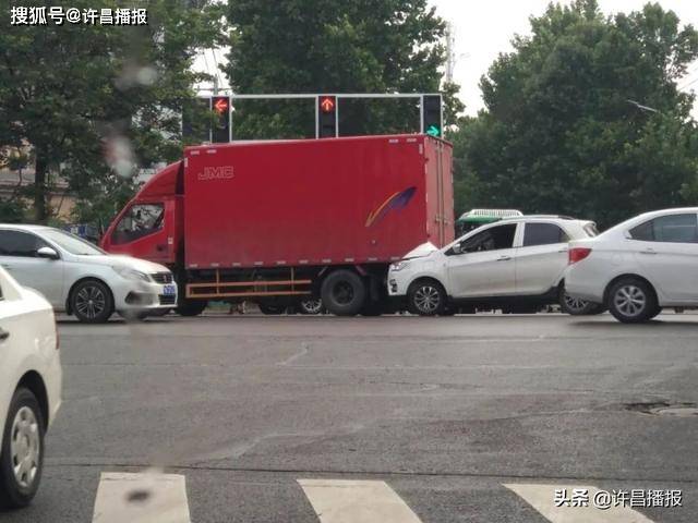 有网友爆料称 在八七路与首山大道交叉口发生一起车祸, 一辆红色箱
