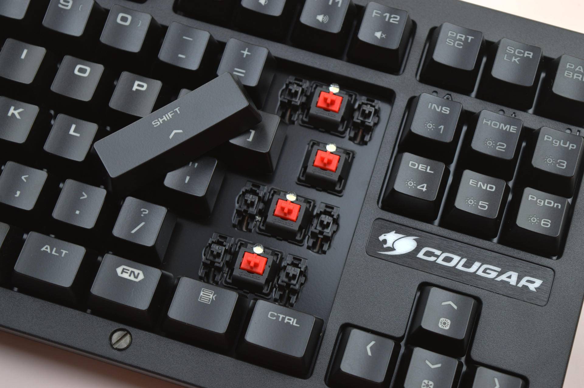 轴体按压的晃动感较小,键帽不同部位按压的一致感相当不错.