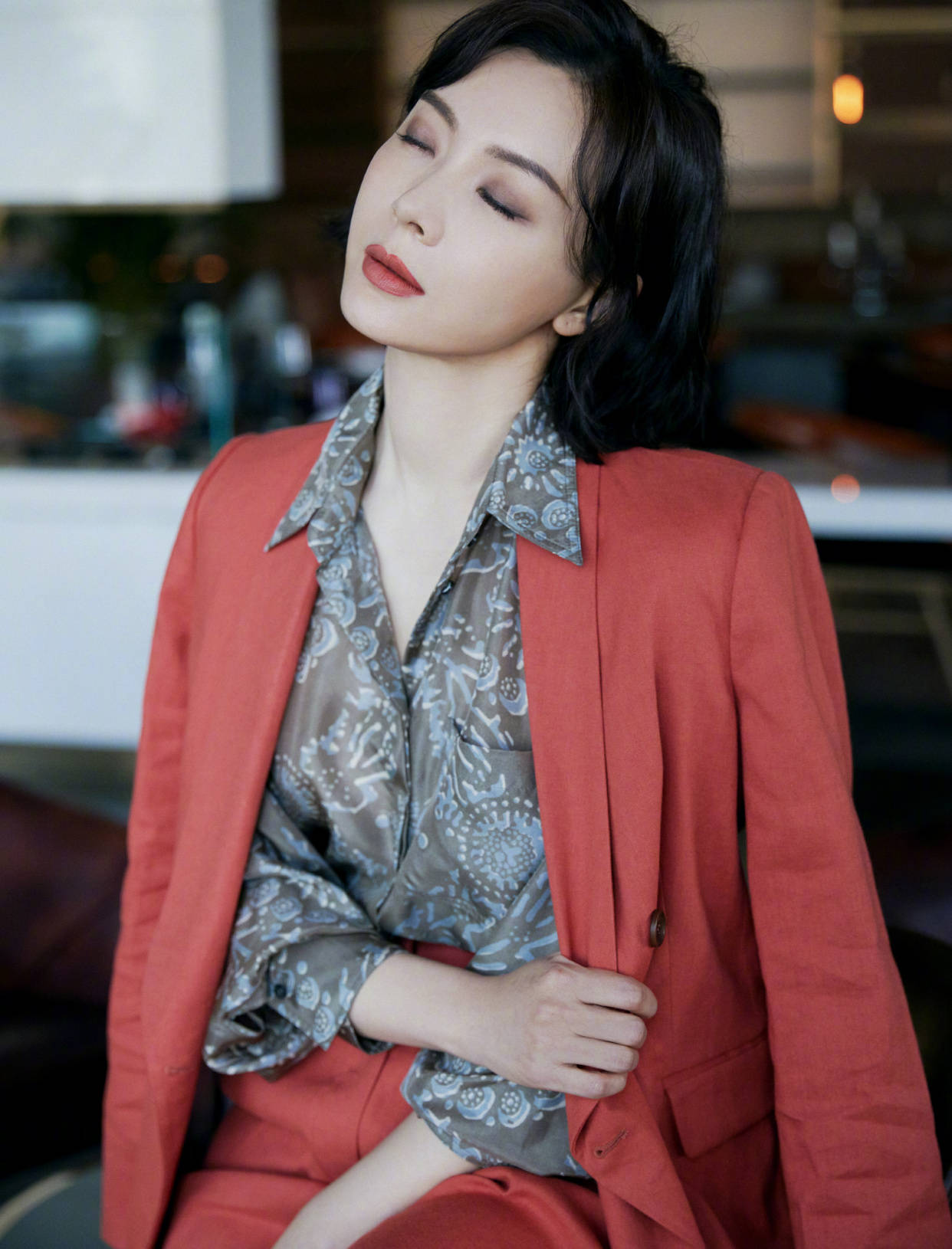 原创陈数的穿搭好高级身穿砖红色西装搭配印花衬衫瞬间气场全开