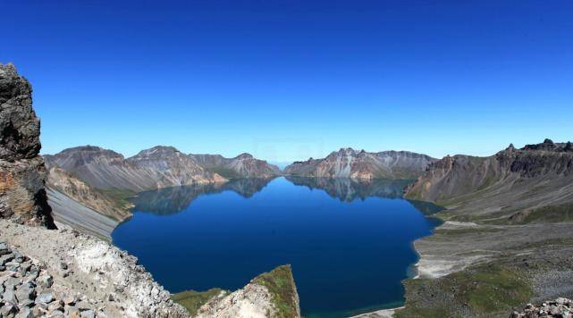 长白山池西卧虎峰图片