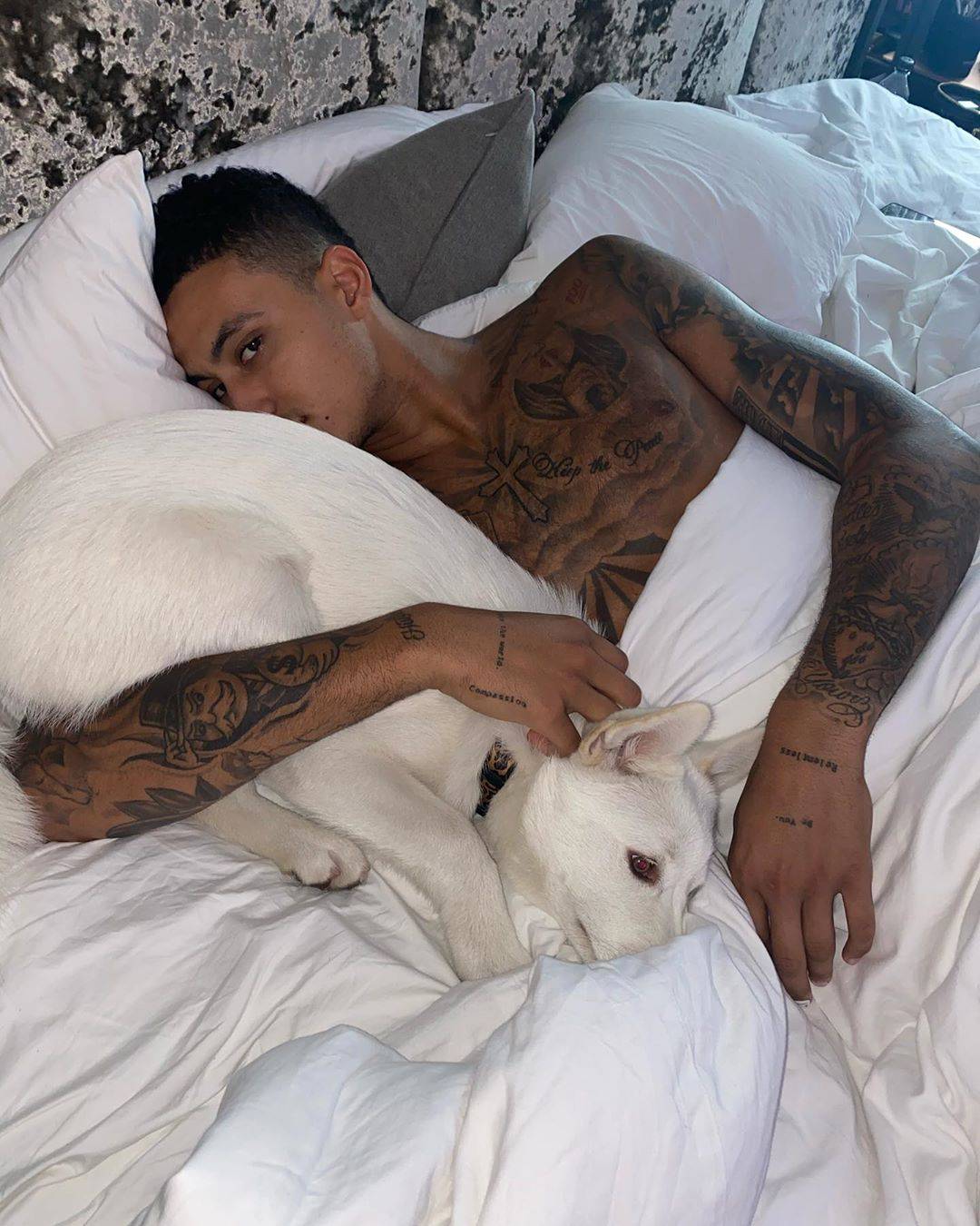 组图库兹马秀恩爱晒与女友日常生活训练两不误