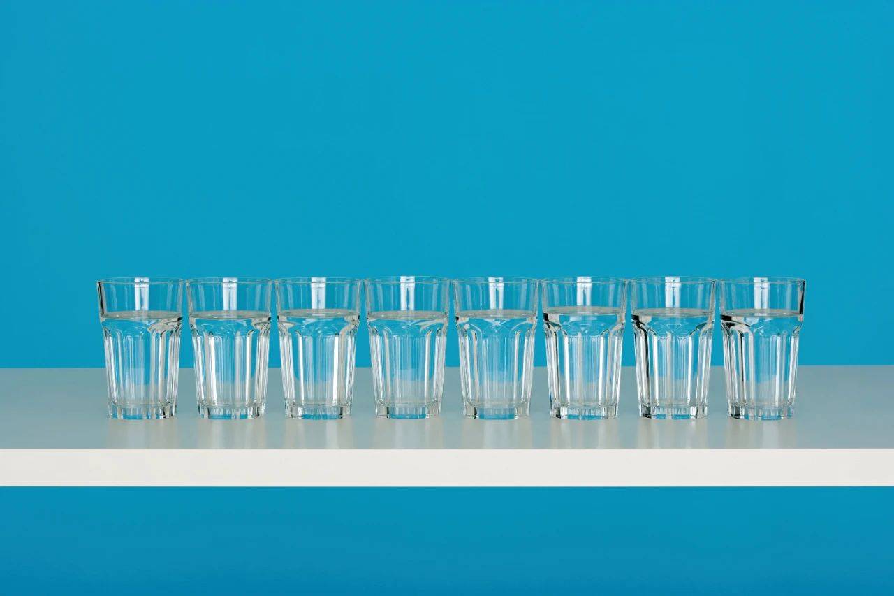 成年女性在1500ml以上,如果一杯水按200ml计,大约就是八杯水