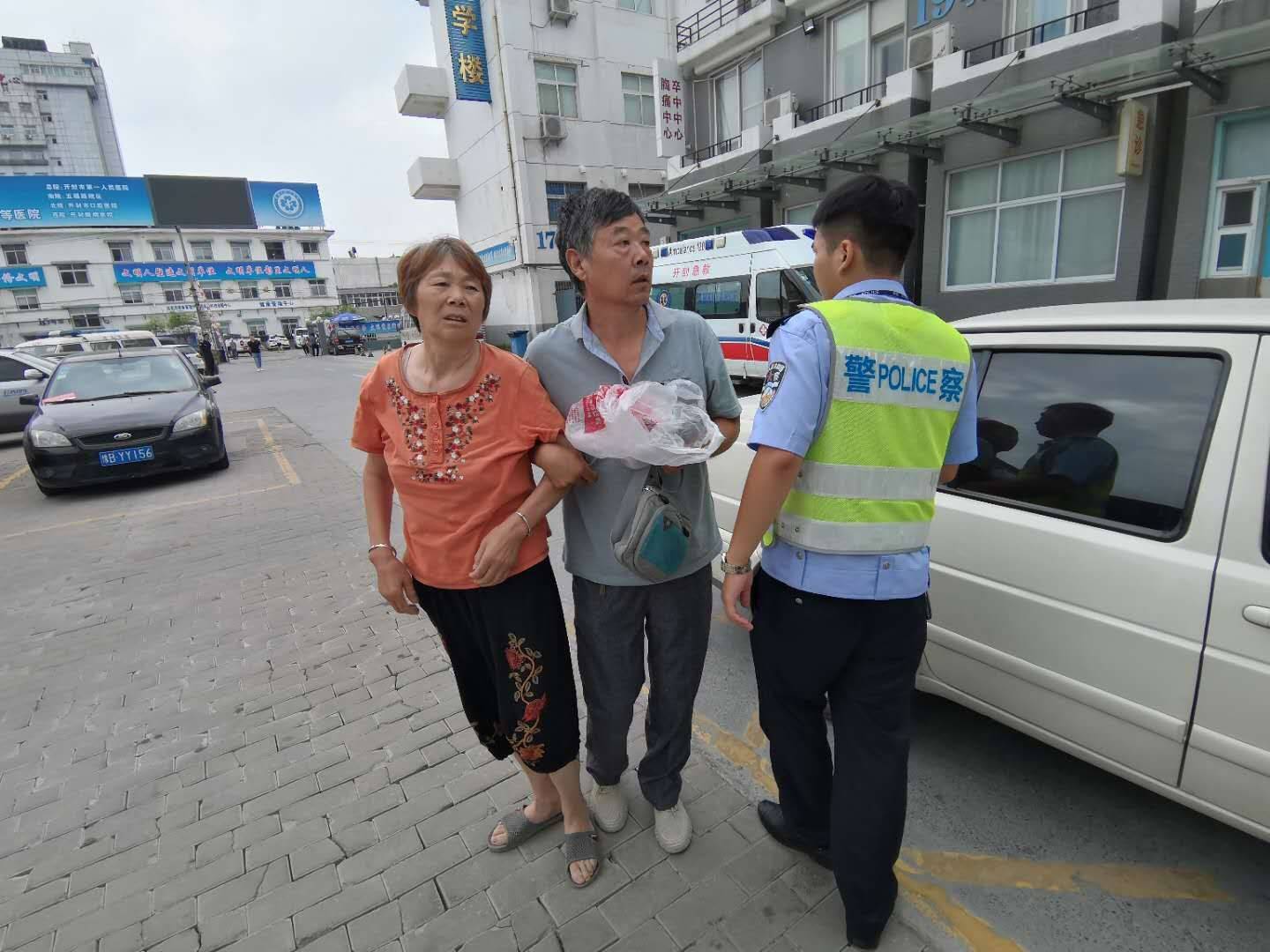 解危助困开封一大队交警温情瞬间获称赞