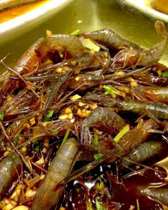 名菜,就是将活虾放入酒中,让酒完全浸泡住虾,等到虾醉了后即可食用,吃