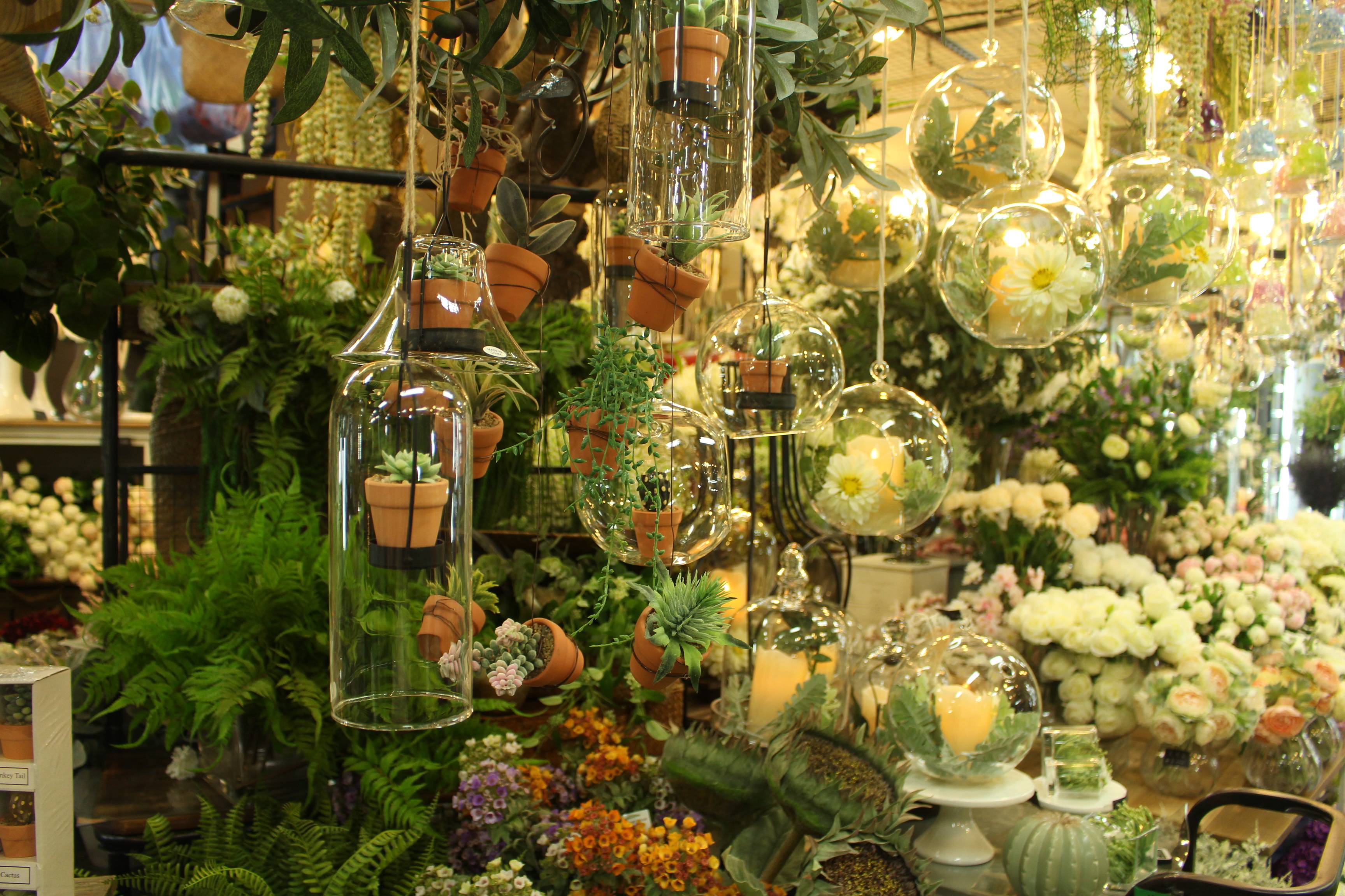 有个开花店的朋友,生意一直平平淡淡,今年这花店开始亏损已经到了破产