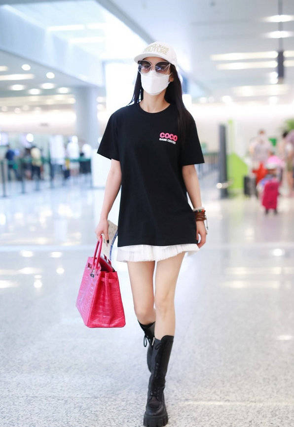 原创黄圣依的机场造型很惊艳,穿卡其色工装配同色系短裙,减龄又时髦