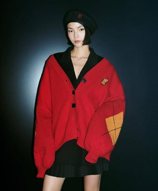 原创她是粉丝的"小文具",穿红白黑格纹西服套装出镜,中性风满满