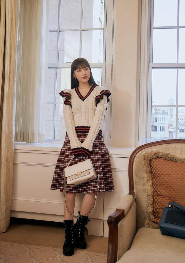 原创沉浸在朴秀荣的颜值冲击中,穿小雏菊吊带衫,笑容清甜美得惊艳