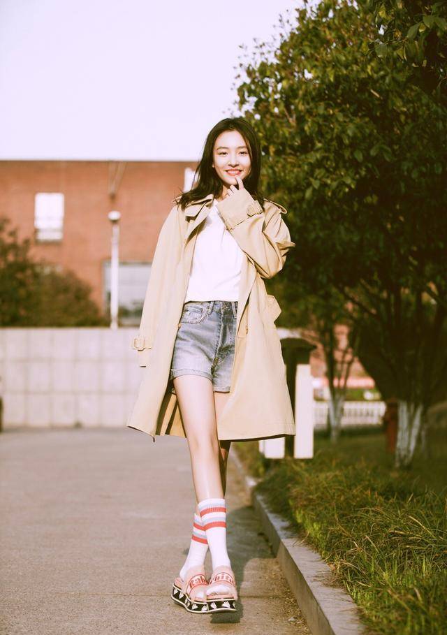 戏外棠雪大变样穿白色衬衫配复古马甲眼神坚毅帅气冷艳