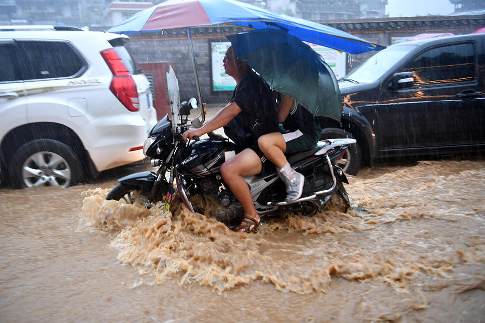 湖南湘西暴雨来袭 城区开车如开船