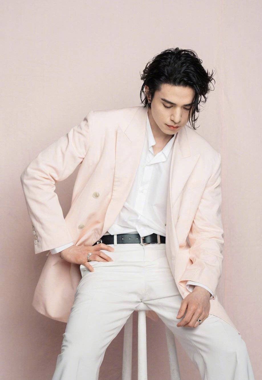 很多男性都会觉得驾驭不了粉色,一个不小心就会穿成娘里娘气.