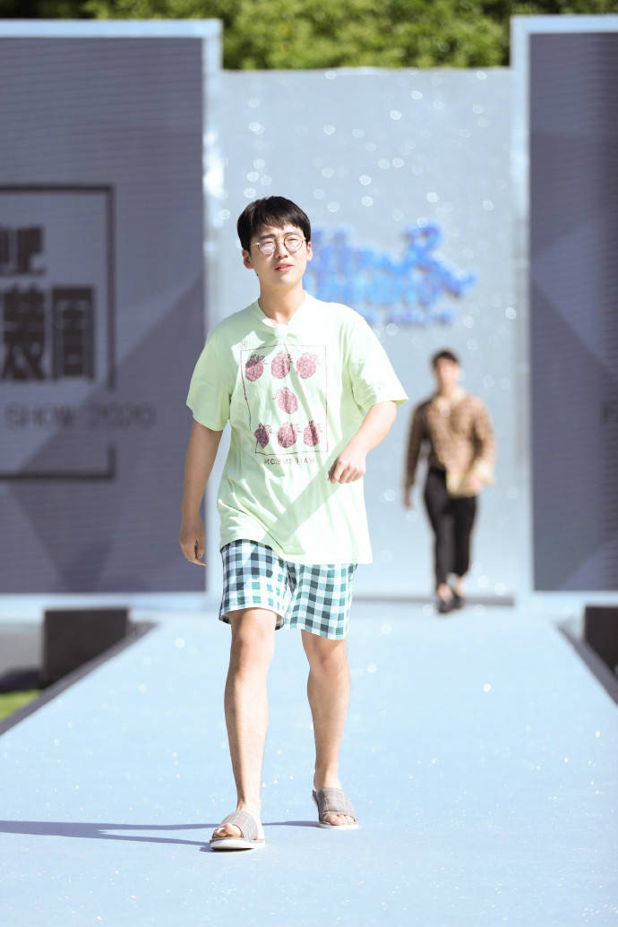 原创郭麒麟录跑男西装穿错码显胖一圈镇定自若不愧郭德纲之子