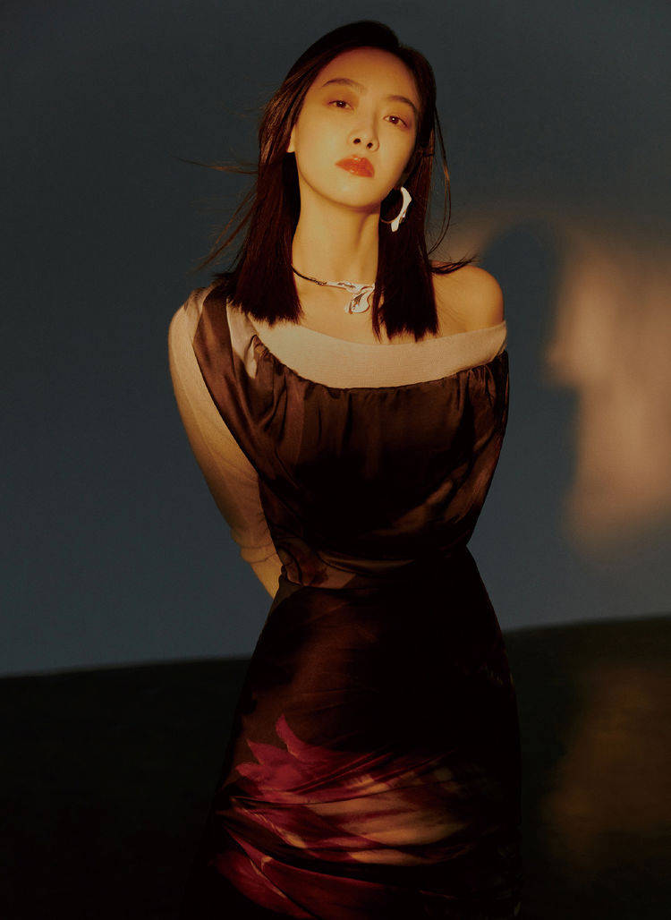 宋茜不愧是韩国女团出身穿紧身裙露出左肩性感撩人魅力值爆棚