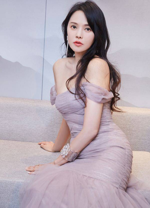 原创"女团鼻祖"只服伊能静!看她穿女团装表演,52岁嫩如22岁