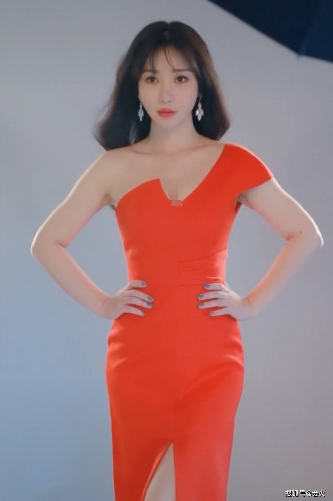 视频中的柳岩一改保守路线,穿着一条性感的橘红色单间深v长裙