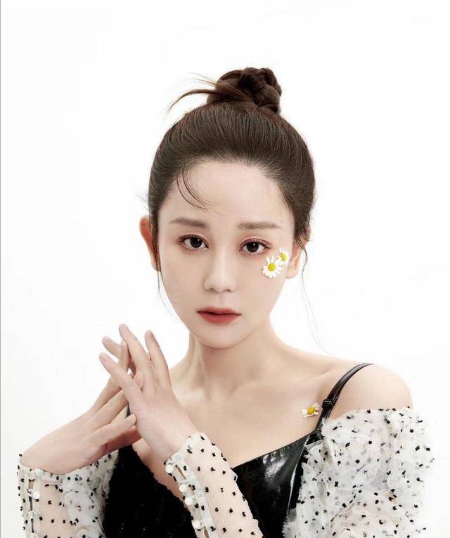 原创35岁海陆颜值好高,身穿拼接格子长裙,满满的高级时尚范儿