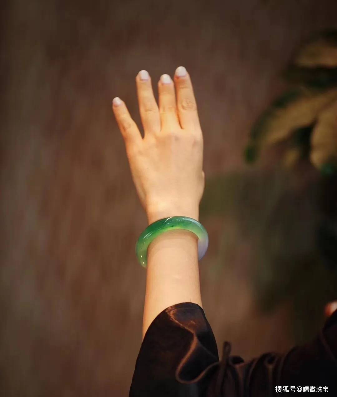 翡翠手镯让女人惊艳了时光,温柔了岁月_信物