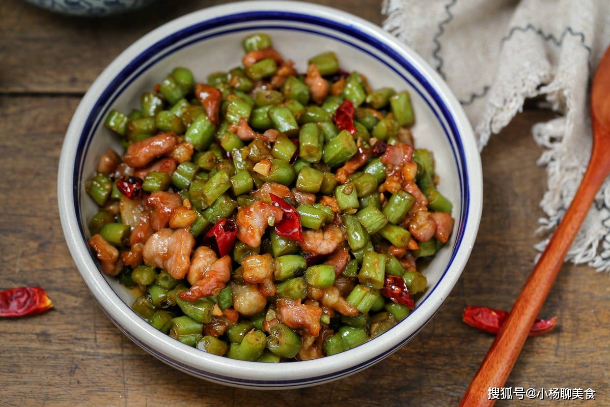 夏天豆角正当季,加点肉丁一起炒,开胃下饭又营养,怎么也吃不够
