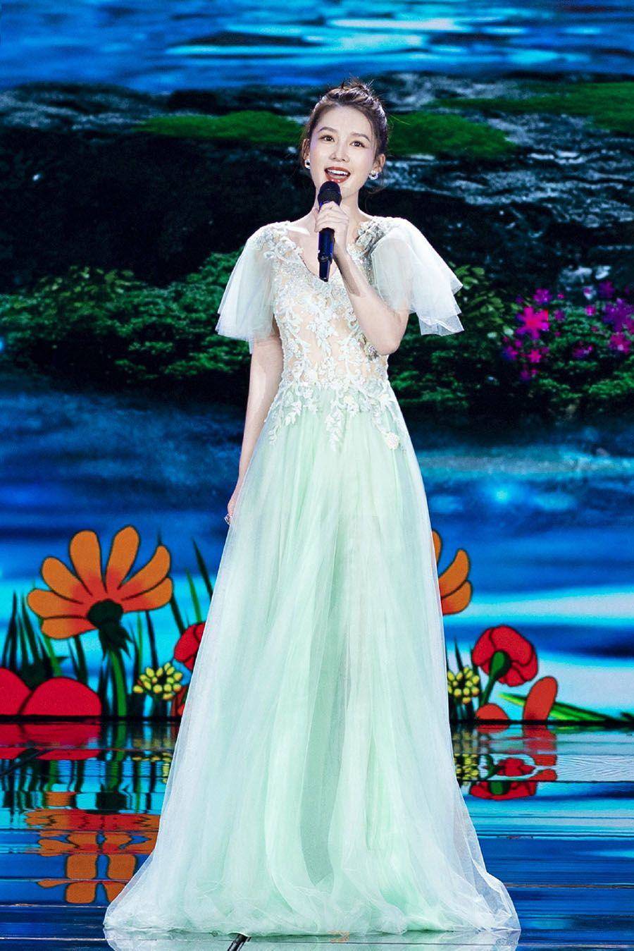 看到李沁端午晚会生图,难怪不着急谈恋爱_明星