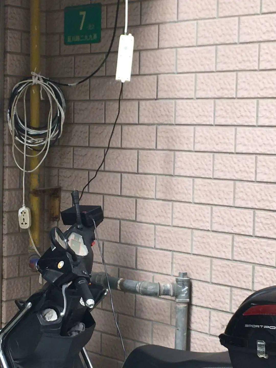 整治前,广德苑小区"飞线充电"乱象屡禁不止