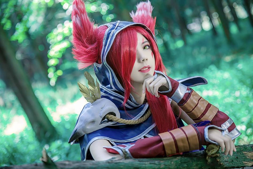 绝美的漫天飞羽,英雄联盟霞cos,这个耳朵和爪子太还原了