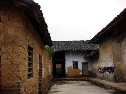 依山傍水现沧桑平南范家大院