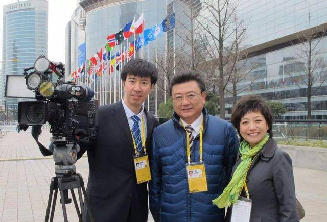 央视主持人贺红梅近照,大家很好奇,女神52岁了,究竟结婚了没有