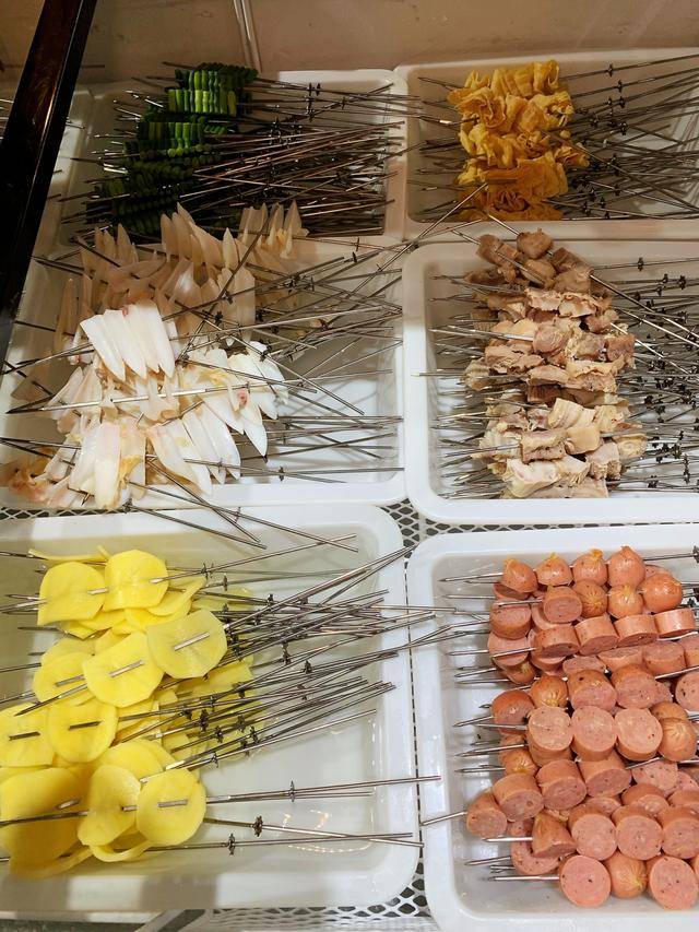 还有各种海鲜,热菜,凉菜,糕点,水果,也都随便吃,菜品不定期更新,每次