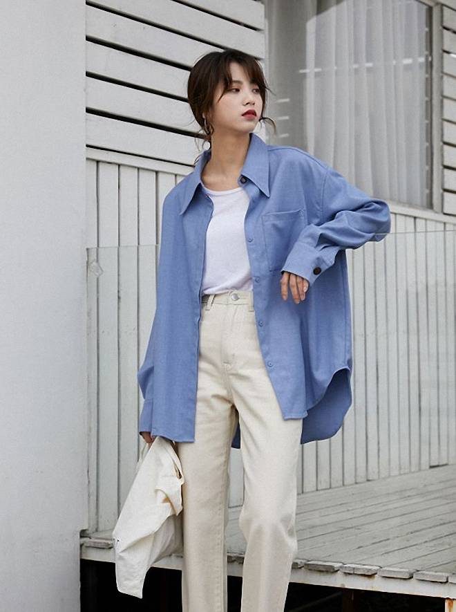 白色与靛蓝色搭配,不仅像天空中的自然色彩:蓝天白云的效果,同时也有