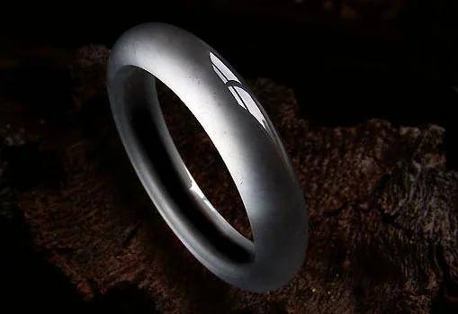 玻璃种翡翠玉最大的特点是透明度最高,几乎到了全透明! 玻璃种翡翠玉最大的特点是透明度最高,几乎到了全透明!