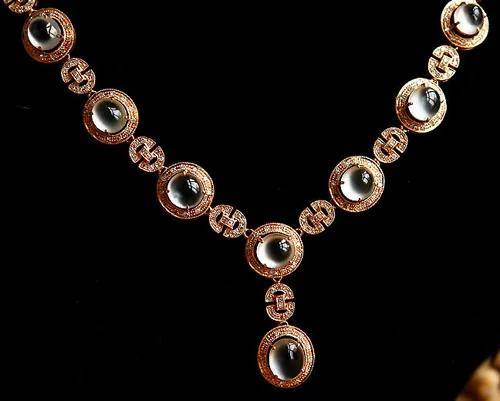 玻璃种翡翠玉最大的特点是透明度最高,几乎到了全透明! 玻璃种翡翠玉最大的特点是透明度最高,几乎到了全透明!