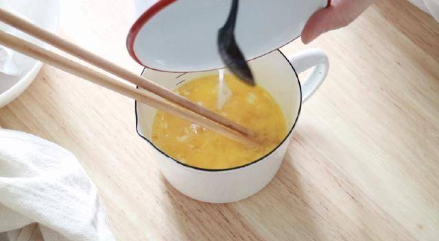 3,把搅拌好的淀粉水倒入鸡蛋混合液中,用筷子接着搅拌至均匀.
