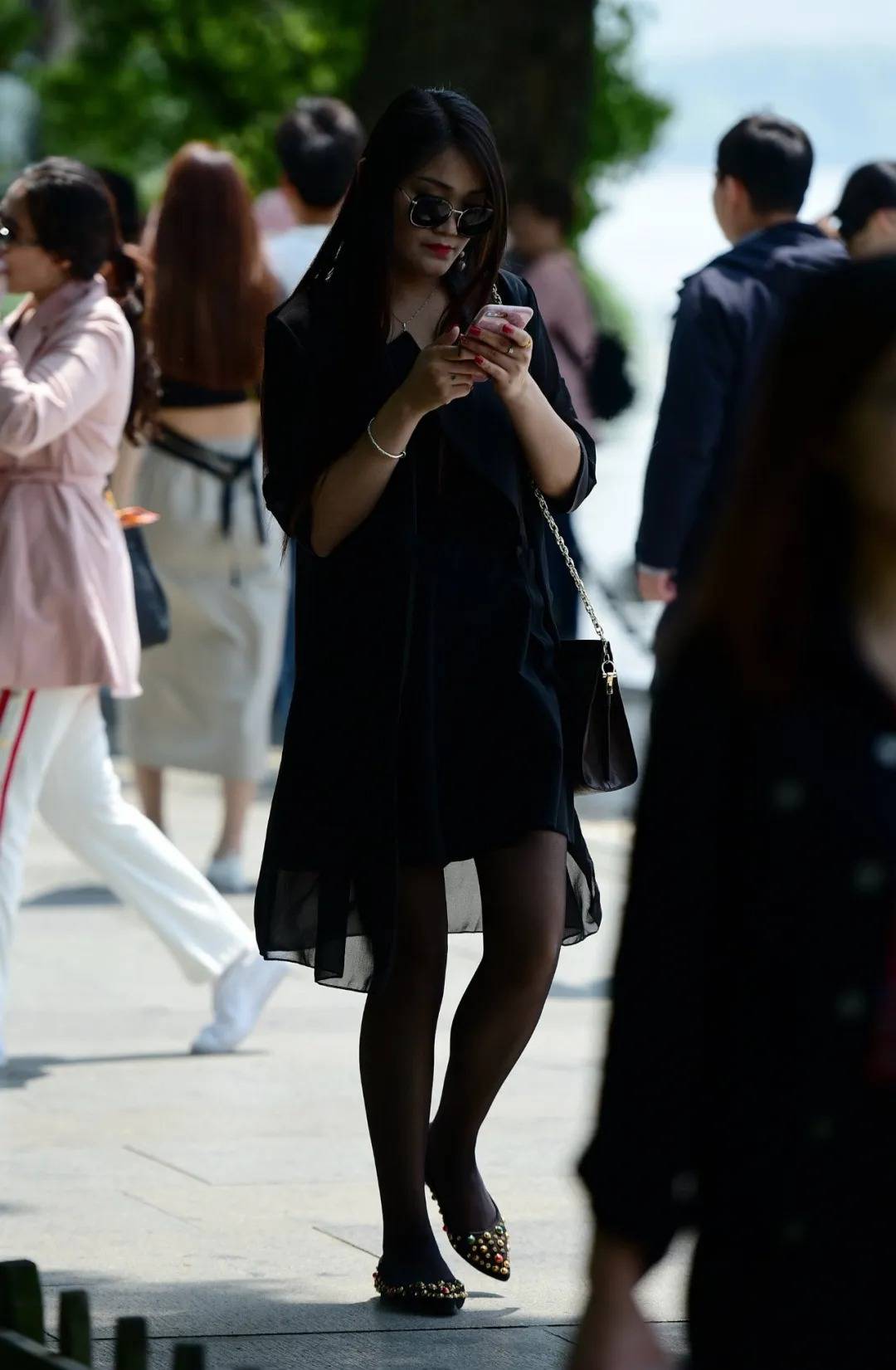 iess丝享家街拍穿黑丝袜的大长腿性感美女