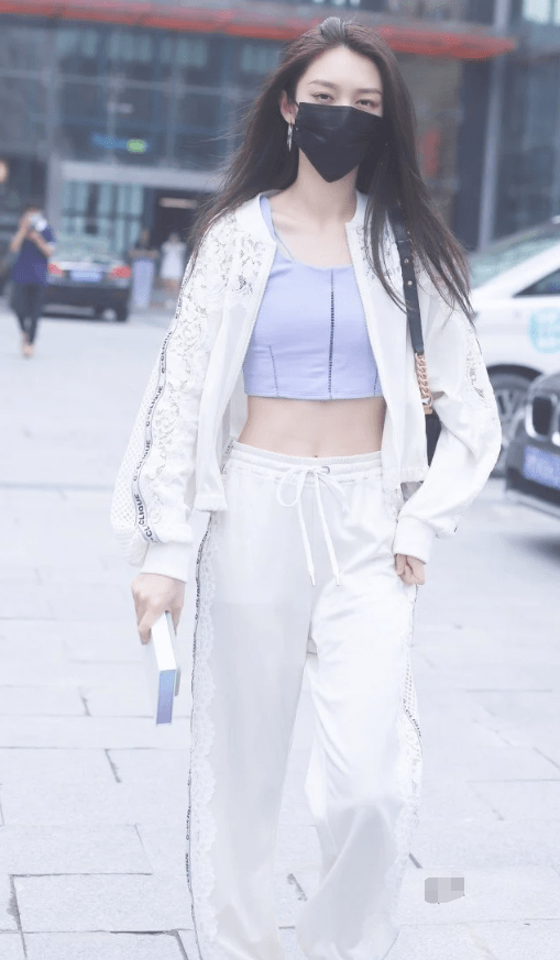 原创女人果然还是要瘦!傅菁连"儿童背心"都挤得下,秀出蚂蚁腰太绝