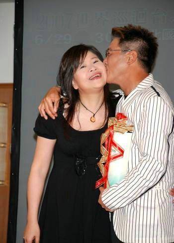 姜育恒18岁丧母22岁无业娶了夜总会会计90年代负债上亿