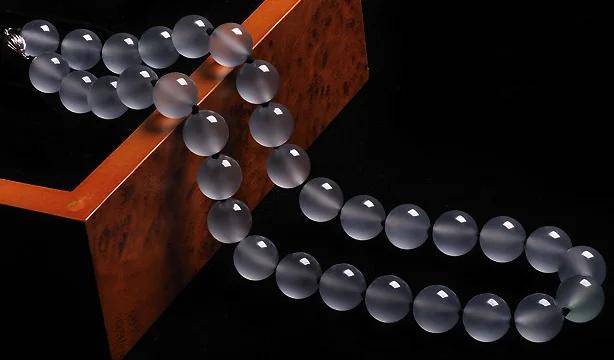 玻璃种翡翠玉最大的特点是透明度最高,几乎到了全透明! 玻璃种翡翠玉最大的特点是透明度最高,几乎到了全透明!