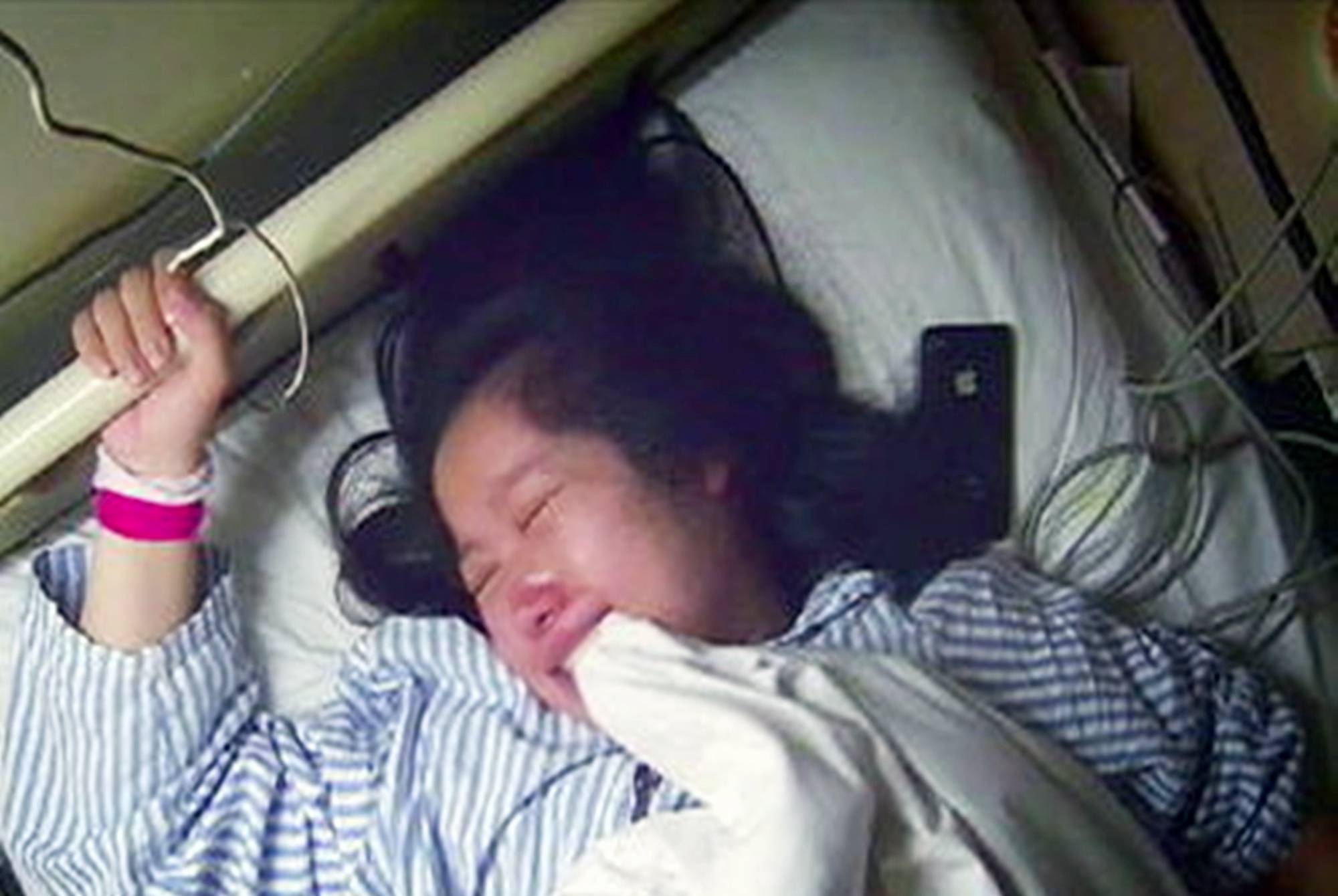 即孕妇平躺在床上,两腿抬高,双手抓住护栏,是最能被接受也最常见的