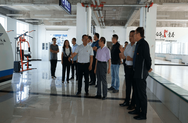 麦杆贴画工作室校长毛振华带领班子成员陪同焦书记一行参观了校园环境