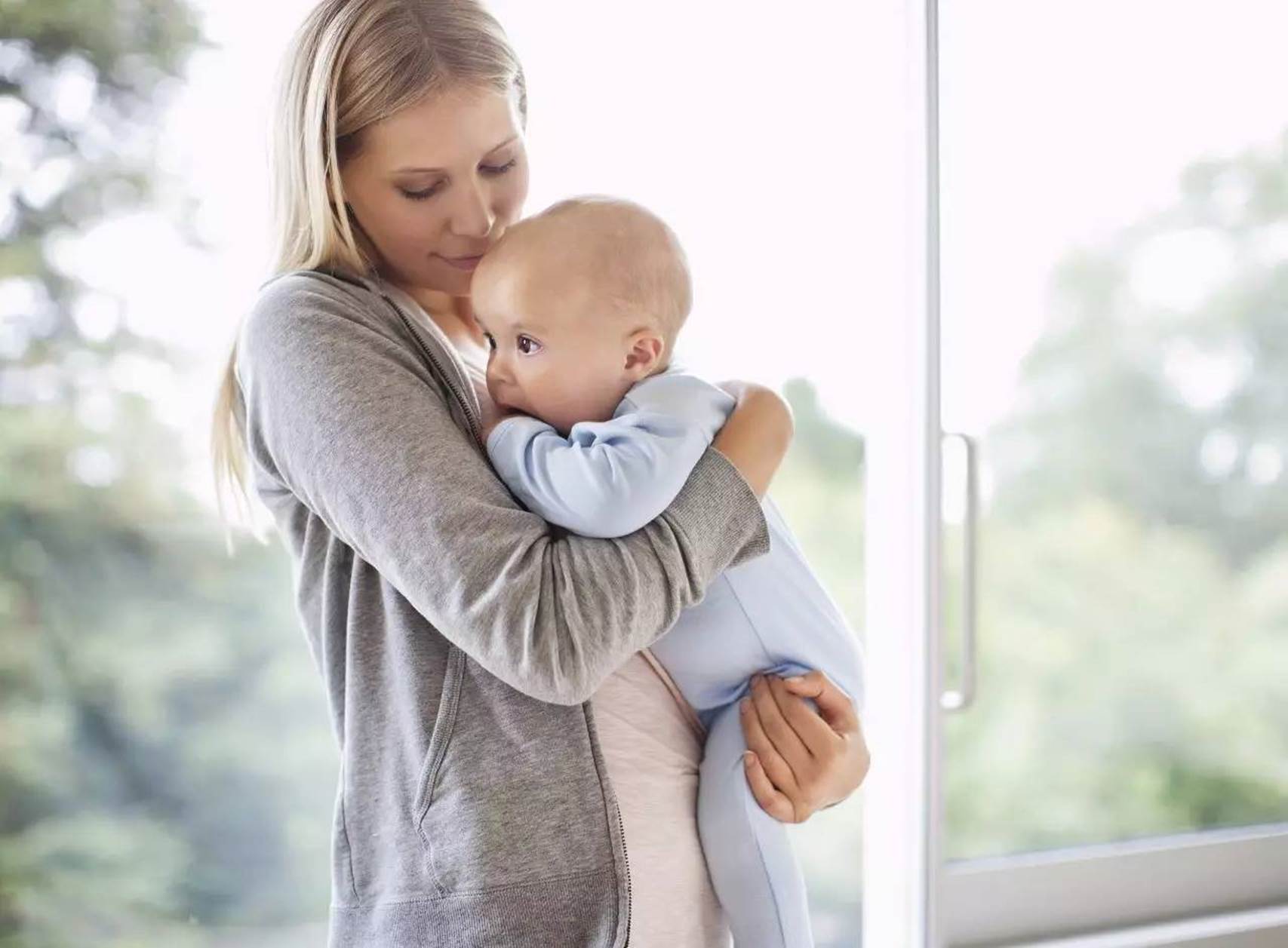 原创宝爸第一次抱娃,奇怪的姿势又增加了,奶奶:抱个炸弹也不过如此