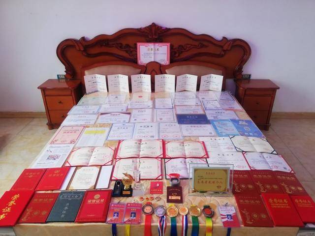 原创被称"证书收割机" 武汉一大学生两年获得110多项奖项