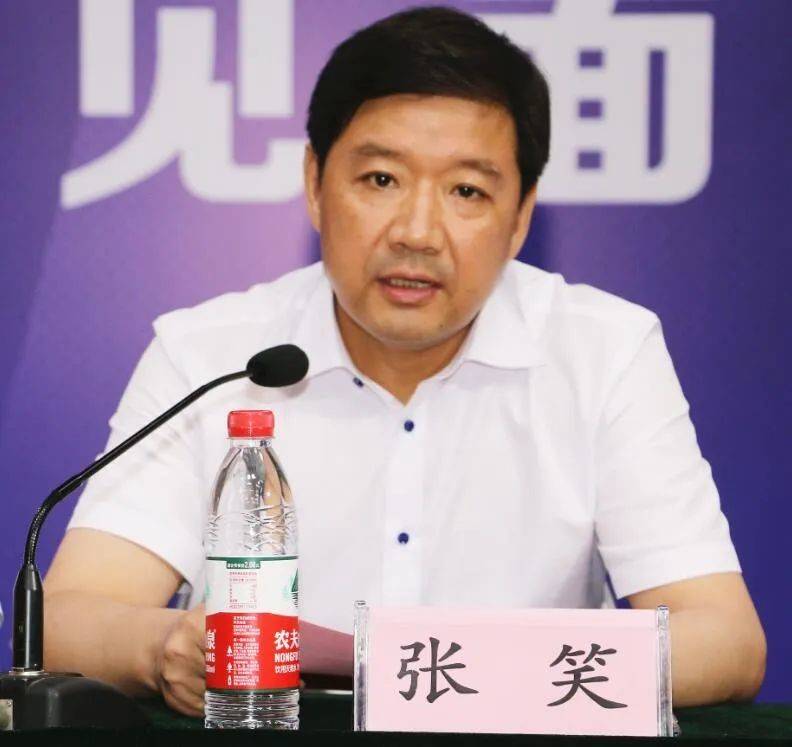 张笑在致辞中表示,"奋斗者的青春最美丽,有担当的