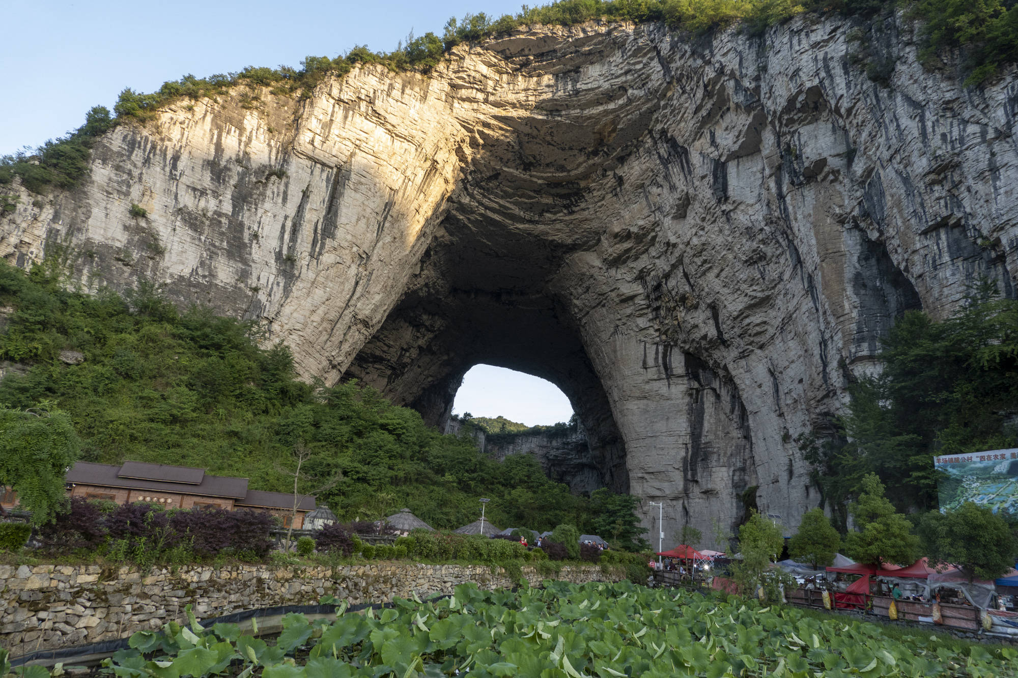 原創貴州驚現世界最高天生橋石洞,面積超5000平米,一條暗河流向成謎